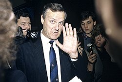 А.Cобчак уходит из Смольного. фильм Людмилы Нарусовой и Александра Габниса «10 лет спустя. Анатолий Собчак»