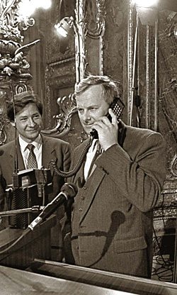 Собчак проводит испытание сотового телефона. 1992 год.